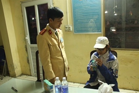 CSGT Hà Nội giúp bé gái đi lạc từ Hòa Bình về với gia đình