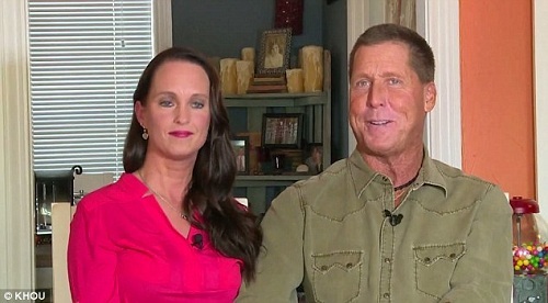 Kỳ lạ cặp vợ chồng làm đám cưới ở nghĩa trang