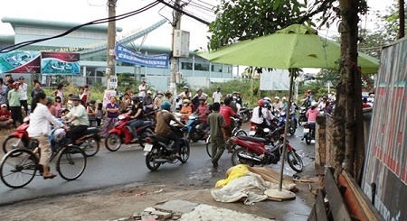 Người đàn ông xăm chữ “giang hồ” gục chết trong quán nước