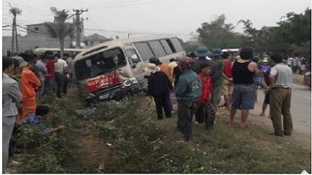 Xe máy tông trực diện xe chở khách du xuân, nhiều người thương vong