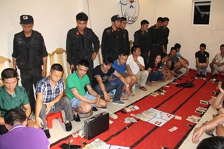 Triệt phá ổ bạc dưới tầng hầm qua 3 lớp cửa, có camera giám sát