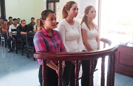 Phạt tù nhóm thiếu nữ đánh ghen cô giáo ngay trên bục giảng