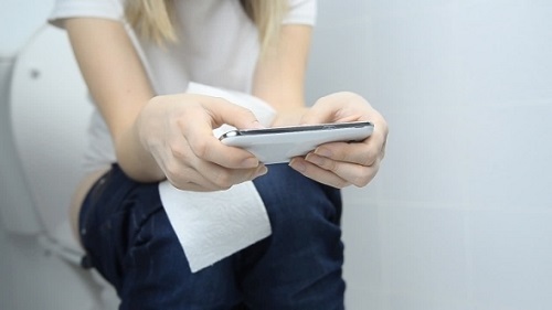 Đây là những lý do vì sao bạn không nên mang điện thoại vào trong toilet