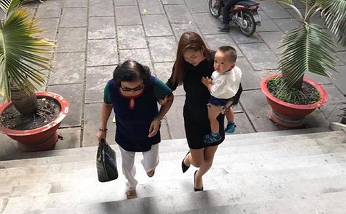 Phi Thanh Vân ôm con trai đến tòa, Bảo Duy vắng mặt trì hoãn ly hôn