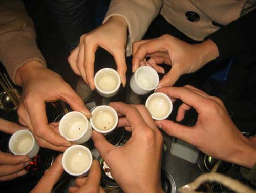 Sau hàng loạt vụ ngộ độc, Bộ Công Thương cấm kinh doanh rượu không nhãn mác