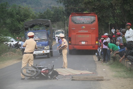 Một thầy giáo bị xe khách cán tử vong