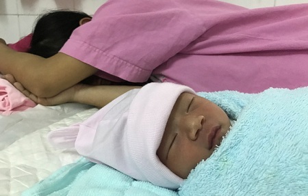 Vụ bé gái sơ sinh bị bỏ rơi ở Sài Gòn: Người mẹ quay lại cho con bú