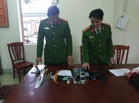 Phát hiện ma túy cùng hàng loạt đao, kiếm trong nhà kẻ