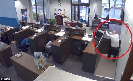 Cựu cảnh sát Mỹ bắn chết kẻ cướp ngân hàng như phim hành động