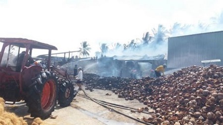 Gần 100 người căng mình dập lửa nhà máy chế biến chỉ xơ dừa