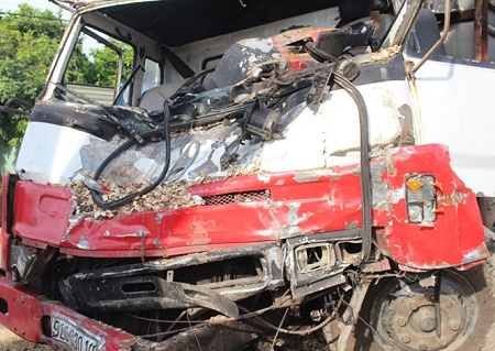 Xe tải nát đầu sau tai nạn liên hoàn, tài xế mắc kẹt trong cabin