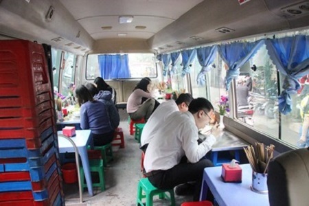 Quán bún chả hoạt động trên xe khách bị xử phạt 2,5 triệu đồng