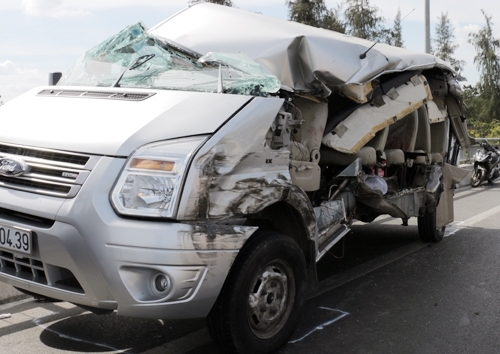 Xe container đâm trúng xe ô tô đám cưới, 2 người thiệt mạng