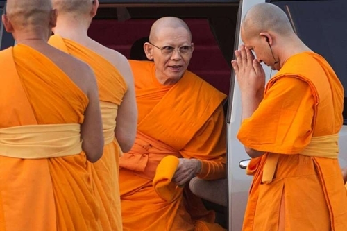 Sư chùa Thái bị tố dùng tiền công đức chơi chứng khoán