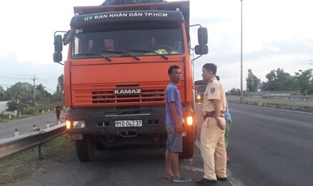 Va chạm với xe tải, thanh niên 27 tuổi bị cán tử vong tại chỗ