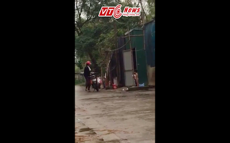 Mẹ bắt con trai 3 tuổi cởi truồng, đứng ngoài trời mưa