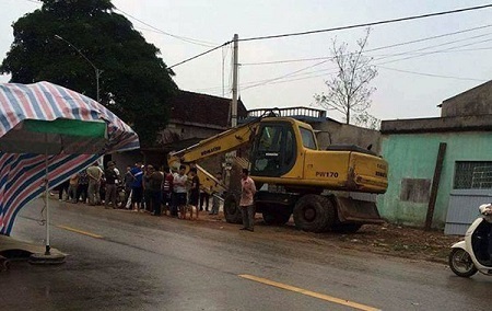 Xe máy tông trực diện máy xúc, chồng tử vong, vợ bị thương nặng