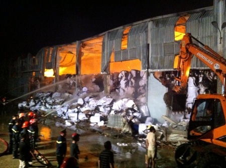 Xưởng sản xuất giấy rộng hàng nghìn m2 bốc cháy dữ dội lan cả sang nhà dân