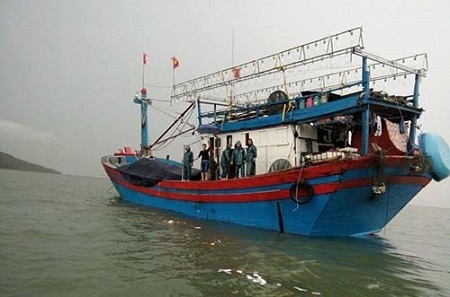 Đứt dây máy tời, 2 người thương vong trên biển Nghệ An