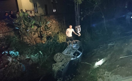 Húc vào đuôi xe tải đậu bên đường, xe con lao thẳng xuống cống