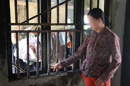 Người chồng bị vợ xích chân, tưới xăng đốt đã tử vong