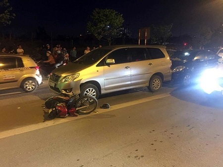 Truy tìm xe Innova gây tai nạn liên hoàn trên phố Hà Nội rồi bỏ trốn