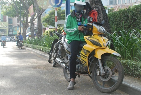 Điều tra vụ tài xế Grabbike bị chích điện, cướp xe ở Sài Gòn