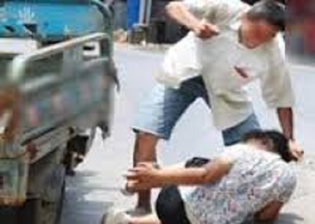 Bắt giam người chồng chém gần đứt lìa bàn tay vợ vì ghen tuông