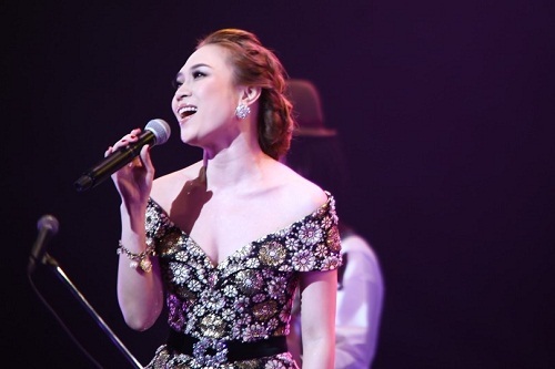 Mỹ Tâm hát