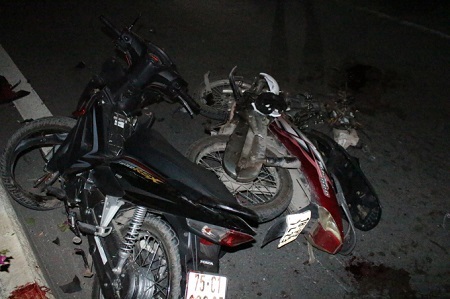 Xe máy đối đầu trong đêm, 2 người nguy kịch