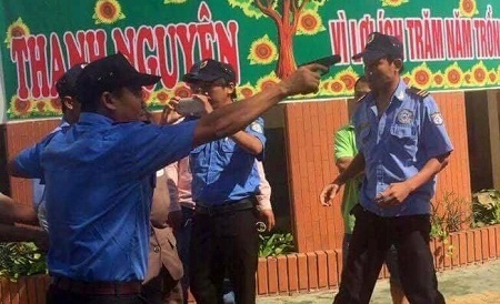 Điều tra vụ nhóm người chĩa súng, còng tay chủ trường mầm non trước mặt học sinh