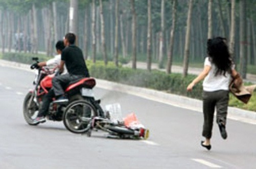 Trích xuất camera truy tìm thanh niên giật túi xách chứa nửa tỷ đồng