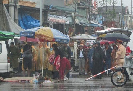 Ngã xuống đường, cô gái trẻ bị xe đầu kéo cán tử vong