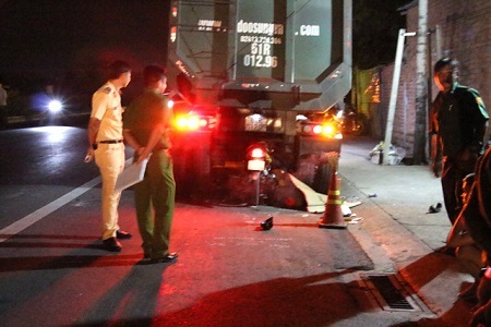 Tông vào đuôi xe container, nam thanh niên tử vong tại chỗ