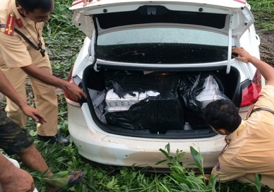 Cảnh sát nổ súng khống chế xe chở thuốc lá lậu 