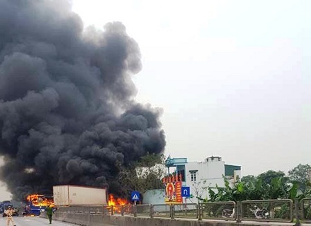 Ô tô khách và xe container bốc cháy ngùn ngụt sau cú va chạm mạnh