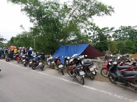 Bàng hoàng phát hiện thi thể thanh niên nổi trên mương nước