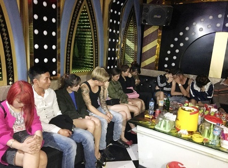 Ập vào quán karaoke lúc rạng sáng, phát hiện 20 