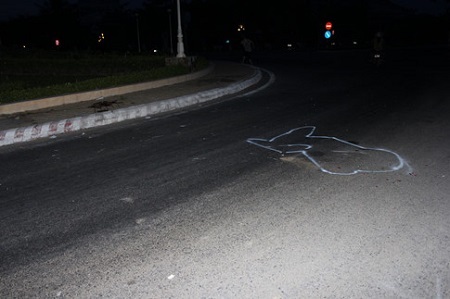 Tông thẳng vào bùng binh, 2 vợ chồng người Nga thương vong