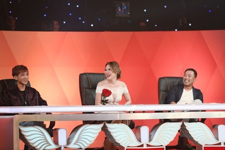 Soobin Hoàng Sơn liên tục đỏ mặt, Mỹ Tâm hát 