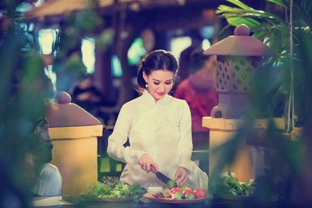 Sonya Sương Đặng bay nửa vòng Trái Đất để hóa thiếu nữ Hà thành