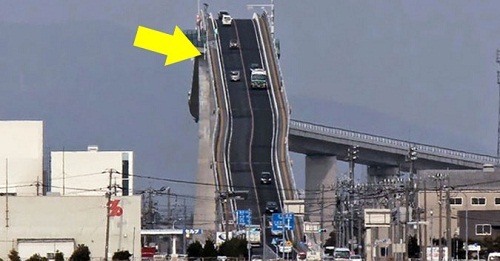 Thót tim với độ dốc thẳng đứng của cây cầu không khác gì tàu lượn siêu tốc