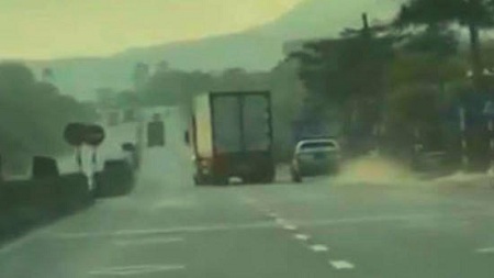 Xử phạt tài xế xe đầu kéo đánh võng, ép xe cảnh sát giao thông