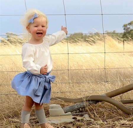 Xem lại bức ảnh, bà mẹ may mắn cứu con gái thoát khỏi tử thần