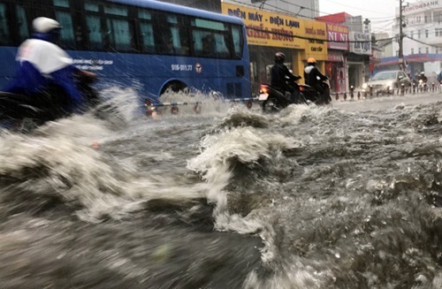 Người dân TP. Hồ Chí Minh bì bõm trong “biển nước” sau mưa lớn
