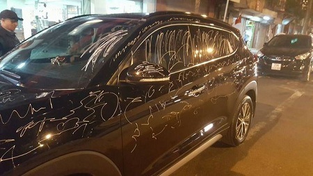 Chủ nhà vẽ khắp xe ô tô vì đỗ trước cửa ra vào