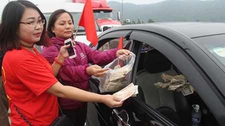 Phản đối trạm thu phí, người dân dùng tiền lẻ mua vé gây tắc đường