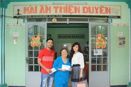 Phủ nhận chuyện hẹn hò, Kavie Trần - Đoàn Thanh Tài sánh đôi đi từ thiện