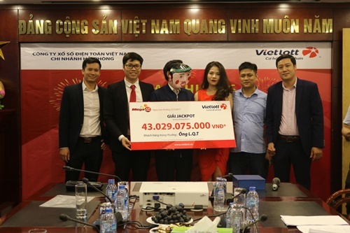 Những điều bí ẩn đằng sau chiếc mặt nạ người trúng xổ số Vietlott