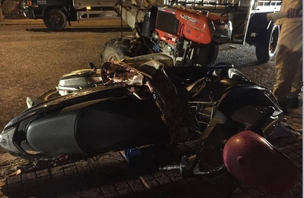 Tai nạn liên hoàn, xe công nông gãy càng,  tài xế văng xuống đường